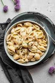 This Olive Oil Alfredo Sauce Substitutes Olive Oil For Butter In A Classic Creamy Alfredo Sauce The Best Part Is It Only T Pasta Dishes Pasta Recipes Recipes