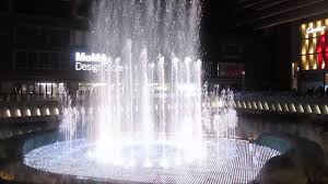 10月10日至12日，1600隻紙雕貓熊與100隻紙雕台灣黑熊於歌劇院前廣場的噴水池展出，為即將落成的歌劇院活動暖身 。 2014年11月23日歌劇院落成開幕，當日下午馬英九總統出席歌劇院戶外舉行之啟用開幕典禮，晚間由 明華園 總團演出的《貓神》，成為歌劇院首檔. é‚£äº›å¹´çš„éŸ³æ¨‚å™´æ³‰ å¿ƒéˆpost It Medium