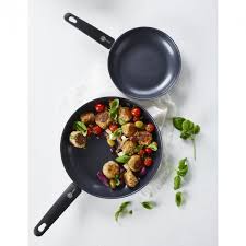 Dernière parue sur le marché, la poêle en céramique, en plus de répondre à ces exigences, offre l'avantage de cuire parfaitement les aliments. Poele En Ceramique O 20 Cm Collection Cambridge Greenpan Cuisineaddict Com Achat Acheter Vente