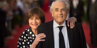 Six ans plus tard, la maison d'édition installe ses bureaux à offenbourg, avec plus de 8 000m² pour aenne et son équipe. Sexe Apres 70 Ans Macha Meril Revient Sur Sa 1ere Nuit D Amour Avec Michel Legrand Marie Claire