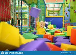 Los juegos populares en el patio de la escuela ¡ maestros entremos.al patio de nuestra escuela ! Juegos Lindos Del Nino Pequeno Con Los Cubos Suaves En La Piscina Seca En Centro Del Juego Nino Que Juega En Patio Interior En Ho Foto De Archivo Imagen De Nino