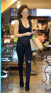 Kate Beckinsale Displays Svelte Frame In Plunging Top And Skinny Jeans Kate Beckinsale Fashion Skinny Jeans