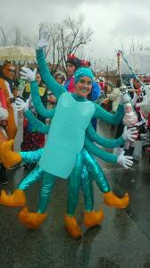 El disfraz de alicia es uno de los más sencillos de los disfraces de la famosa película de disney.sólo necesitáis un vestidito azul brillante de mangas cortas, un delantal blanco, mallas. Disfraz De Oruga Caterpillar Costume Alice In Wonderland Costume Caterpillar Costume Alice Costume