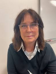 HOW tall was the "long cool woman in a black dress".... 🙈🙉🙊🤷‍♂️🥳🎼