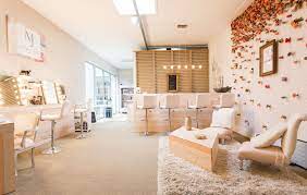 Beauty Boudoir Located In Waterloo Belgium Flower Art Girly Comfy Pretty Http Monicajane Be Interieur De Salon Deco Salon De Coiffure Salon De Beaute
