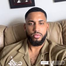 당신은 헬기 위치가 있었어. 그녀는 모든 소년을 팔로우 취소했어. 그녀는 너와 많은 시간을 보냈고, 그녀는 너를 안심시켰어. 그녀는  네가 먹었는지 확인했다. 그녀는 너의 문제를 들었어. 그녀는 당신을 우선시 했어. 그녀는 당신을 위해