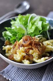 Kasespatzle Mit Geschmelzten Zwiebeln Und Salat Kase Spatzle Nudeln Spatzle Vegetarisches Essen Lebensmittel Essen