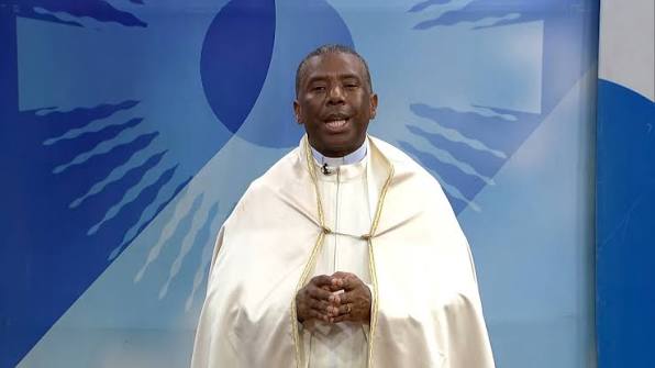 Pentecostés🔥, El Padre Cecilio nos explica el acontecimiento que da vida a la Iglesia., El Espíritu Santo descendió sobre los apóstoles y desde entonces, la Iglesia comenzó su misión evangelizadora ...