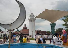 Selain itu, kegiatan takbiran dilakukan secara virtual dan dilakukan di masjid setempat dengan kapasitas 10 persen, maksimal. Lintas Ekbis Wisata Ziarah Di Banten Lama Di Tengah Pandemi Republika Online