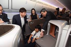 It also includes spacious stowage bins and a quieter interior. Singapore Airlines Receives World S First Boeing 787 10 Dreamliner Silverkris
