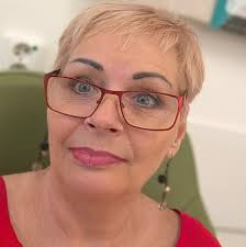 Dominika Gottová se vrátila za bar! Že by se konečně postavila na vlastní  nohy? :-o #DominikaGottová #ExpresCelebrity