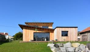 C 39 Est Une Maison Optimisee Pour Ses Gains En Economie D Energie Faite En Bois Avec Un Bardage En Douglas Une Gra Maison Bioclimatique Maison Bioclimatique