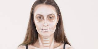 Cette fête où les enfants se déguisent en petits monstres pour aller récolter les bonbons chez les voisins, mais aussi où les adultes organisent et participent aux soirées déguisées halloween. Comment Faire Un Maquillage Squelette D Halloween Cosmopolitan Fr