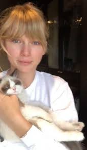 Dakota Johnson is too pretty even without makeup