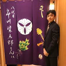 画像に含まれている可能性があるもの 1人 立ってる 義経 お笑い ドラマ映画