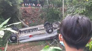 Bus pariwisata tersebut diketahui masuk ke jurang. 0tc2qns3mvionm