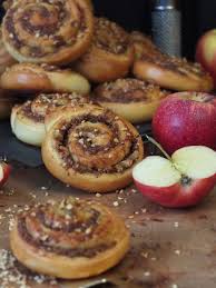 Herbstliche Bratapfel Nussschnecken Mit Backpapier Von Blechrein Enthalt Werbung La Crema Rezept Nussschnecken Lebensmittel Essen Rezepte