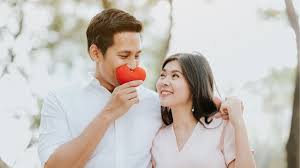 Freepik) sebagaimana penyebutannya, sepasang kekasih memang sudah seharusnya saling mengasihi. Beda Jatuh Cinta Dan Jatuh Hati Ini Kata Psikolog