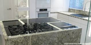 Weisse kuche mit kochinsel fliesenspiegel kochinsel kuche mit weisse moderne kuche kuche mit kochinsel kuche. Naturstein Und Marmor Fur Kuchen Und Arbeitsplatten Schunke Handels Gmbh