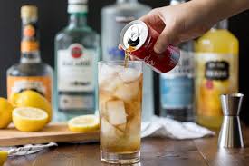 Questo long drink dalla gradazione alcolica molto alta tuttavia, la leggenda vuole che l'origine del long island iced tea sia da ricercare nel proibizionismo, periodo in cui il consumo e la vendita di alcolici era assolutamente vietata e l'alcol. Te Freddo Di Long Island