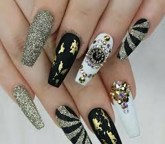 Algunas uñas son solo negras y algunas son claras con un moderno arte de uñas negras. Unas Acrilicas Negras Con Dorado