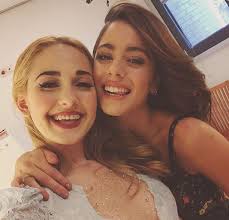 Martina Stoessel And Mercedes Lambre En 2020 Acteur Disney Chanteur Ambre