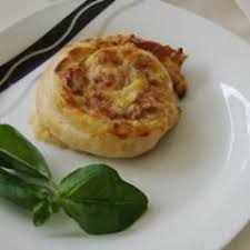 Herzhafte Schneckennudeln Nach Flammkuchenart Rezept Lebensmittel Essen Rezepte Warmes Essen