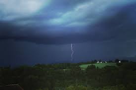 Sommeren er nemlig højsæson for lyn og torden, og faktisk forekommer 85% af al tordenvejr herhjemme i juni, juli og august, hvorimod maj og september står for 5%. Nyhet Vaer Hoysesong For Lyn Og Torden