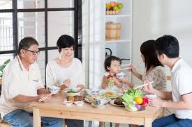 Penularan disebut berawal dari acara makan bersama menu khas kota palopo yaitu kapurung , yang berbahan dasar tepung sagu dan sayur. Bunda Ini Pentingnya Makan Bersama Keluarga Untuk Si Kecil Alodokter