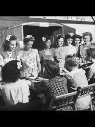 5 Different Ways To Wear Hair Flowers 1940s Fashion 1940s Fashion Vintage Hairstyles 1940s Hairstyles