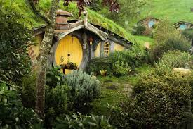 Estas casas, o agujeros como son coloquialmente. Un Paseo Por La Aldea De Pelicula Mas Bonita Del Mundo Hobbiton Set Nueva Zelanda 101 Lugares Increibles