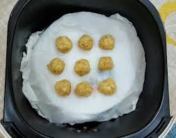 Air fryers don't reach as high of temperatures as your microwave so there is less risk of melting the metal. Tips 10 Tips For Using The Airfryer The Hedgehog Knows