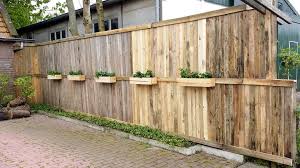 Pallet Fence Wall Finished With Planter Boxes Jpg 960 540 Cloture De Palette En Bois Cloture Jardin Cloture En Palettes