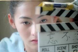 小雲Karen Cloudy Tang｜留聲Sound of Silence｜2022  我很注重美術，好的美指是電影的看點。《留聲》整部戲都是實景拍攝，所有細節都是來自真實世界的事物，很美。像我們拍攝的這公屋單位是屬於一位叫芳芳的老住戶，她很可愛，我們還邀請她客串了一場接孩子放學的戲。很多  ...