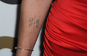 Alexander has at least seven known tattoos, including an outline minimalist tattoo of what appears to be a cat silhouette inside her left arm. Jaimie Alexander Lettering Tattoo Jaimie Alexander Tattoos Lookbook Stylebistro