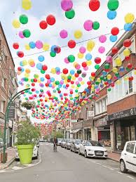 A deux pas de la gare, le salon de coiffure et institut de beauté vog de lens vous ouvre ses portes du lundi au samedi. Lens France 2018 Bubbles Artistic Installation Soap Bubbles
