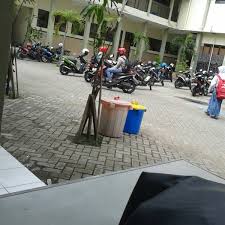 Lembaga pendidikan dengan konsep menerapkan pelajaran agama islam berdasarkan… Photos At Smkn 1 Surabaya College Academic Building