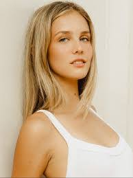 Emeline Smith's Instagram, Twitter & Facebook