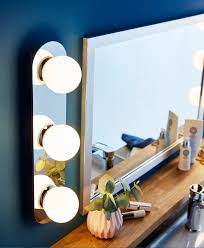 Appliques Avec Bain Ces Dartiste Faites Loge Salle Une Veritable Votre Faites De Votre Salle De Bain Une Veritable Loge D Artiste Avec Ces Appl In 2020 Tipps