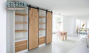 kastenwand met loftdeuren staal en eikenbalkfineer woonkamerkasten thuisdecoratie meubel ideeen