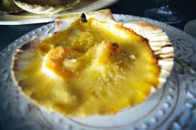 Gratinierte Jakobsmuscheln Mit Garnele In Weissweinsauce Coquillessaintjacques Jakobsmuscheln Rezept Weissweinsauce Lebensmittel Essen