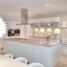 Un Joli Ilot De Cuisine Central Dans La Cuisine Moderne Cuisine Moderne Cuisine Centrale Cuisines Design