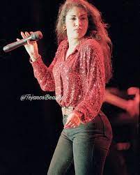 Selena was born to mexican american parents on april 16th 1971 in lake jackson texas. Selena Quintanilla Perez On Instagram Lapiz Labial En La Microfono Y La Traje Selena Quintanilla Fashion Selena Quintanilla Outfits Selena Quintanilla