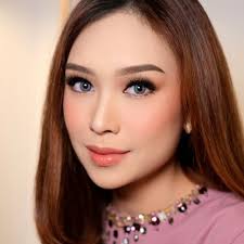 Penasaran sama cewek yang foto di antara personel Dewa19 Tyo Nugros dan  Andra Ramadhan ini siapa ya?