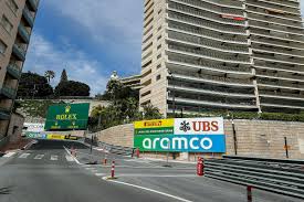 It takes place on the same circuit as the formula 1 grand prix with the charming old cars that propose a travel back in time. 6ukrsanw5wqudm