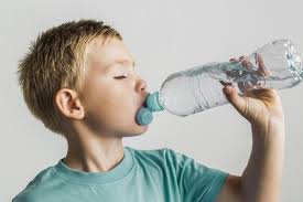 Setelah cara menghilangkan gambar sablon di tas ini selesai, cuci tas menggunakan air bersih dan tambahkan pewangi untuk menghilangkan aroma cairan bahan bakar. 3 Efek Buruk Minum Air Dari Botol Plastik Sekali Pakai