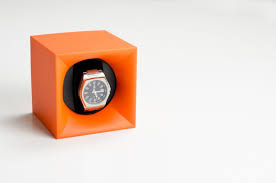 L'acquisition d'un ou de plusieurs remontoirs à emplacement unique, de type swiss kubik par exemple, est préconisée si vous avez prévu le. Watchwinder Swiss Kubik Startbox Orange Le Remontoir Pour Votre Montre