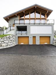 3 Chalets Contemporains Sweet Architecture I Luca Reverso Sargentin En The Chalet S Traditional Arch Architecture House Architecture House Built Into Hill