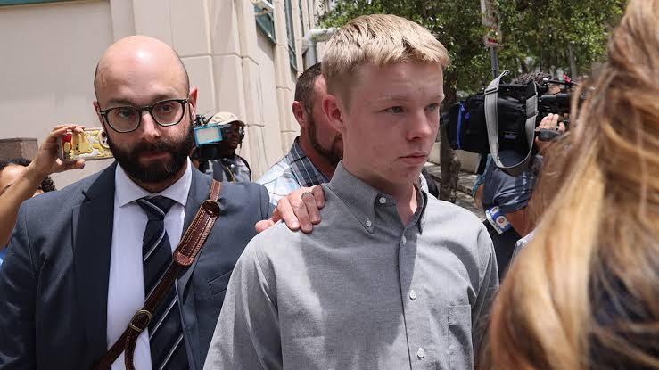 Teen charged in stepsister's killing on Carnival Cruise remains free – NBC  6 South Florida