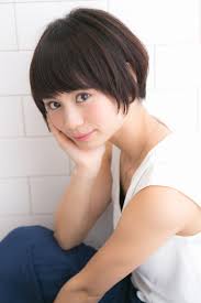丸顔はショートヘアで小顔見せを狙って隠すことから卒業 hair カラフルヘア 美髪 ショートボブ